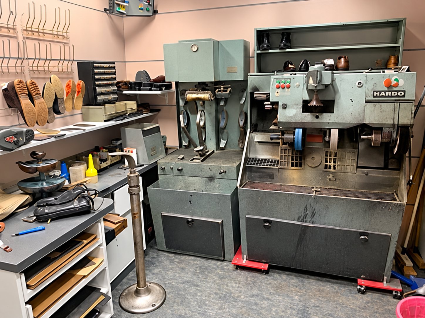 Atelier de cordonnerie avec machines de réparation de chaussures et outils