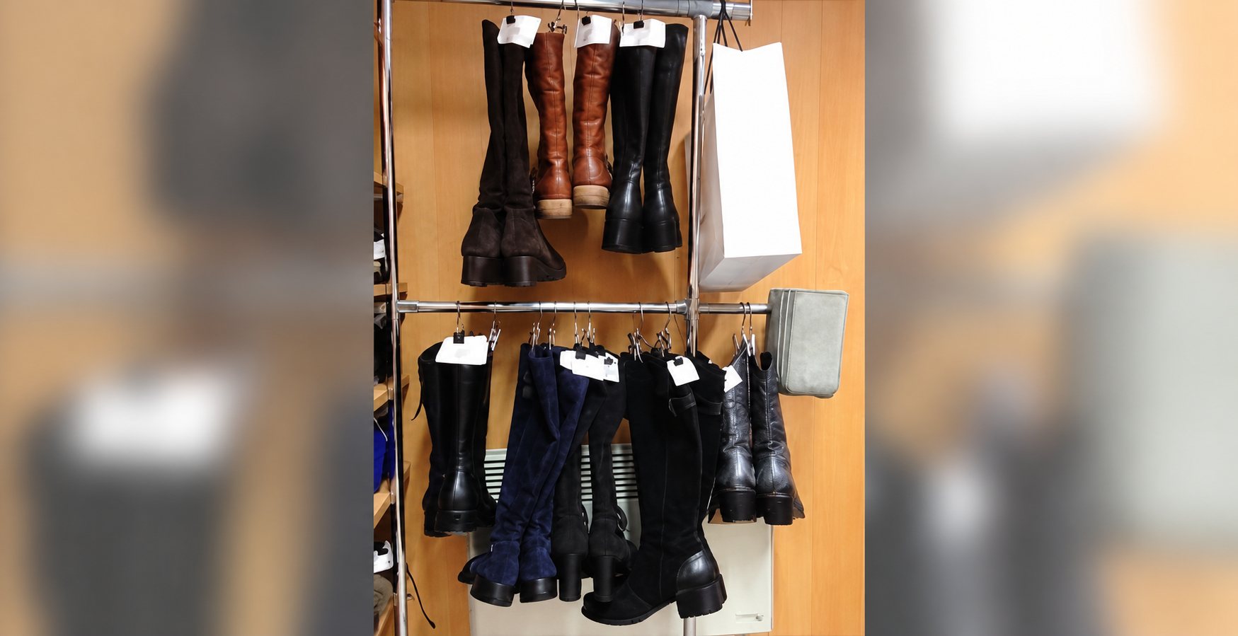 Bottes en cuir suspendues sur des cintres dans une boutique de chaussures